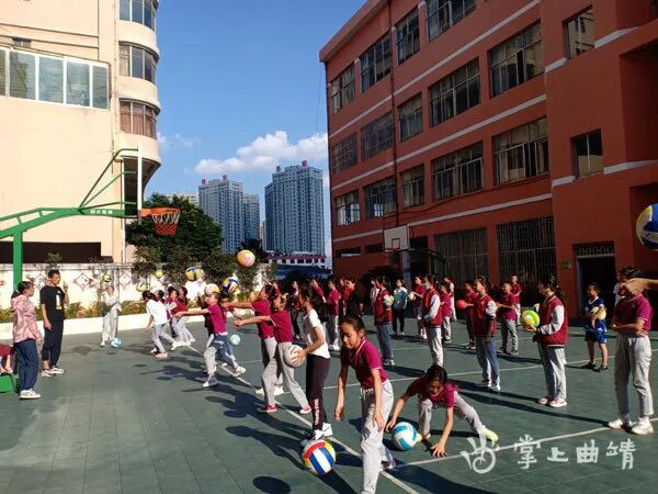 课后延时服务,学生进行体育项目训练。