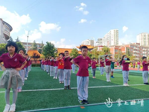 课后延时服务,学生做操。